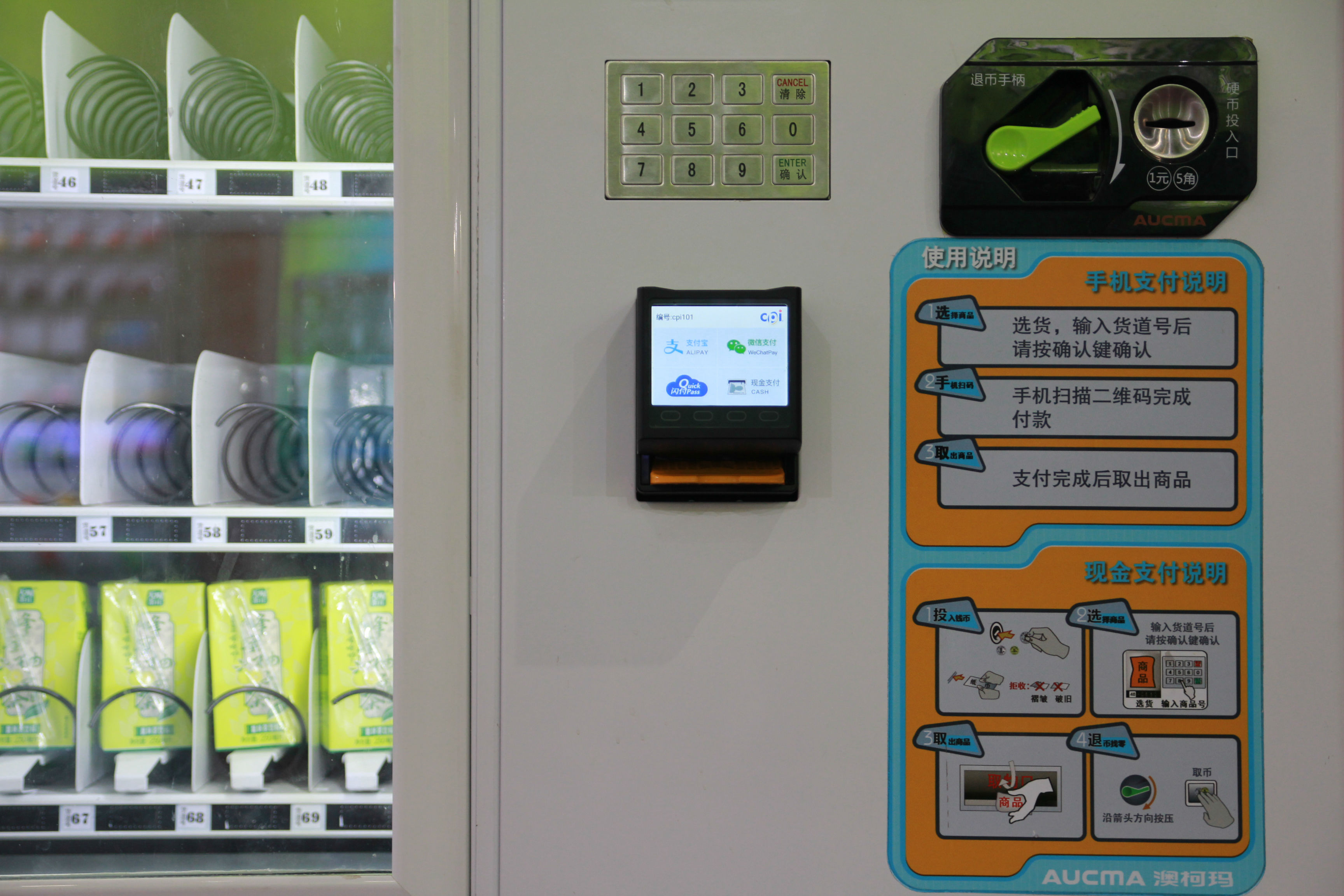 Live demonstration of RV-900 Cashless Bezel ona vending machine